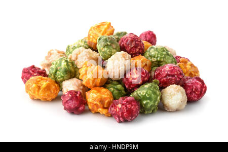 Pila di colorati di popcorn isolato su bianco Foto Stock