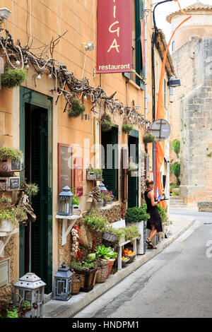 Street shop display, Santanyí, Mallorca Foto Stock