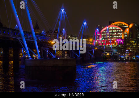 La stazione di Charing Cross e Hungerford Bridge colori Foto Stock