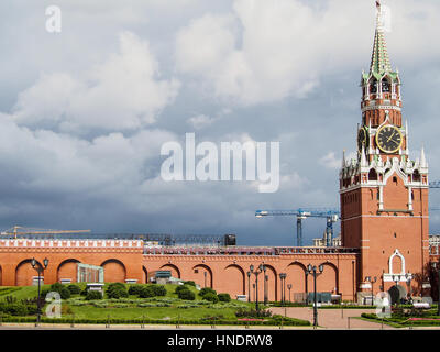 Una parte della parete rossa e la torre del Cremlino nel centro di Mosca, Russia in un giorno nuvoloso. Foto Stock