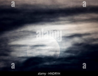 Full Moon Rising su montagne rocciose, Salida, Colorado, STATI UNITI D'AMERICA Foto Stock