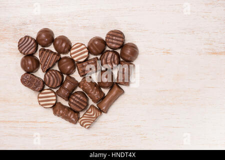 Cuore realizzato da tartufi di cioccolato su sfondo di legno. Foto Stock