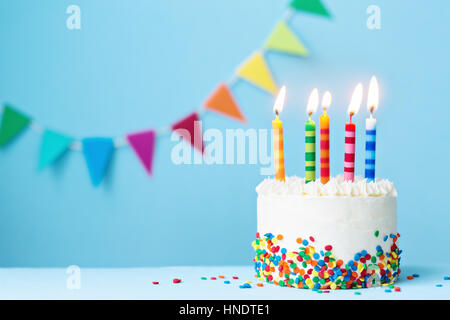 Torta di compleanno con candele colorate Foto Stock