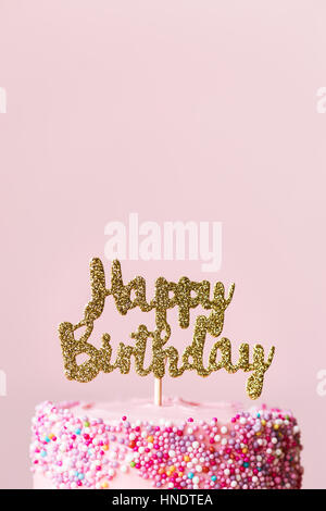 Torta di compleanno con banner scintillanti Foto Stock