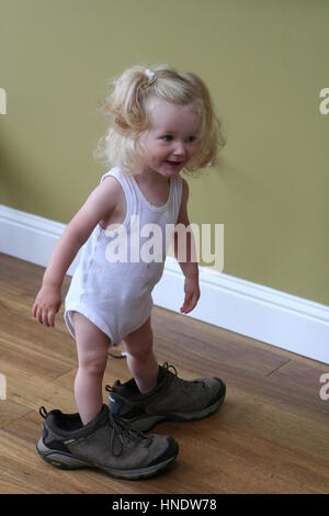 Bambina bambino kid indossando scarpe daddies, innocente, divertimento  felice blonde curly grande piccola nozione, poco ampio concetto,  divertente, baby amore gioia di ridere Foto stock - Alamy
