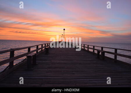 Alba sul molo di Kure Beach North Carolina Foto Stock