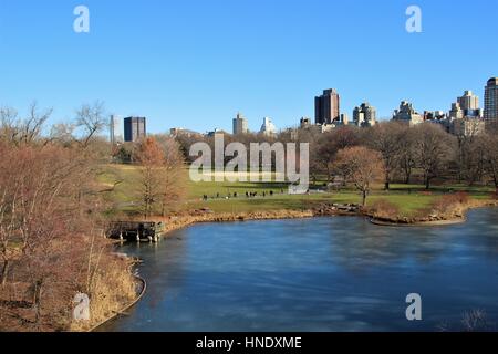 Vista di Turtle stagno e il grande prato dal Castello del Belvedere a Central Park, Manhattan, New York City, Stati Uniti d'America Foto Stock