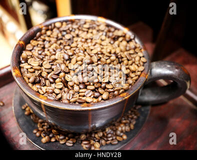 Vintage grande tazza di ceramica pieno con i chicchi di caffè Foto Stock