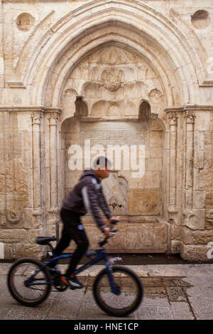 Un vecchio posto di lavaggio in prossimità della parete occidentale, la città vecchia di Gerusalemme, Israele. Foto Stock