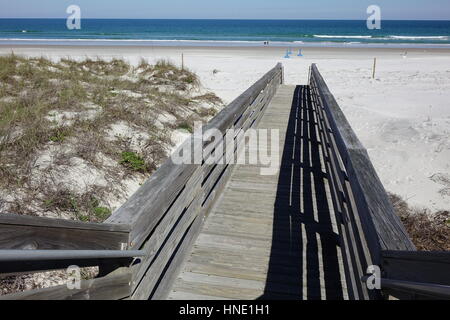 Passerella per la spiaggia al Lighthouse Point Park, Ponce Inlet, Florida Foto Stock