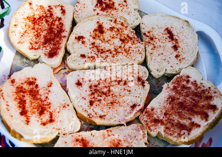 Banat tradizionali prodotti alimentari Pane con strutto e spolverate con il rosso di pepe macinato. Foto Stock