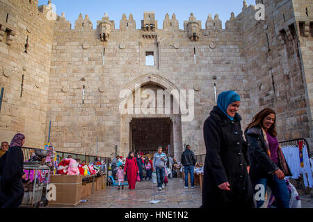 Terrapieno, scene di strada, street, Damasco Gate, il Quartiere Musulmano,Città Vecchia di Gerusalemme, Israele. Foto Stock