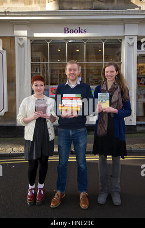 Mr.B Emporium di lettura di piaceri, bagno con Nic proprietario Bottomley e Amy Coles (sinistra) e Betsy Byers. Foto Stock