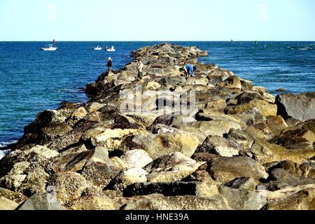 I pescatori sul molo al Lighthouse Point Park, Ponce Inlet, Florida Foto Stock