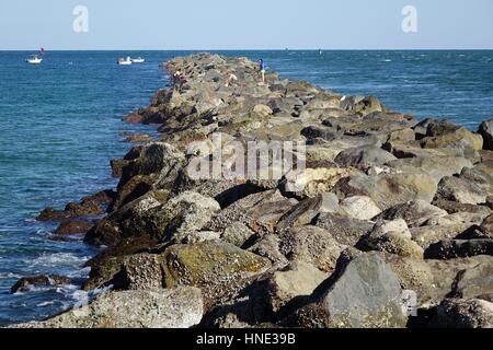 I pescatori sul molo al Lighthouse Point Park, Ponce Inlet, Florida Foto Stock