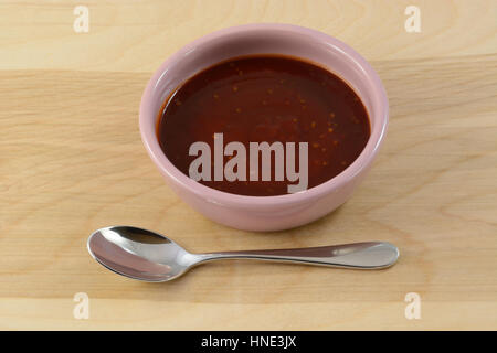 Thai peperoncino ketchup in condinent ciotola con cucchiaio Foto Stock