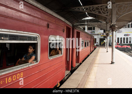Treni passeggeri in Kandy stazione ferroviaria, Kande, Sri Lanka Foto Stock