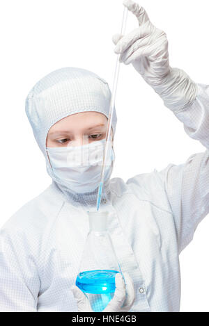 Laboratorio chimico conducendo esperimenti con blue liquido nel pallone su sfondo bianco Foto Stock