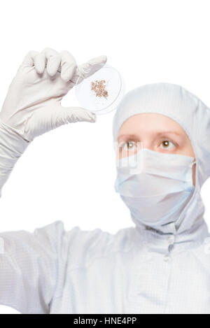 Studi biologici del campione di terreno in un tubo di prova in una tuta protettiva Foto Stock