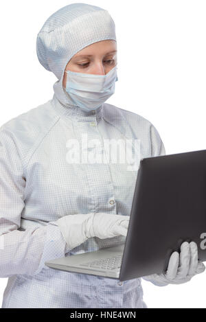 Ritratto verticale di un assistente di laboratorio con un computer su un fondo bianco in tuta Foto Stock