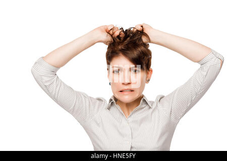 Frustrato arrabbiato donna capelli di strappo sulla sua testa isolata su bianco Foto Stock