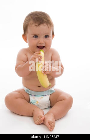 Modello di rilascio, Kleinkind in Windeln mit Banane in der mano - bambino con banana Foto Stock