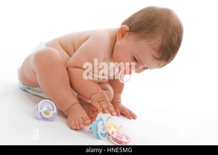 Modello di rilascio, Kleinkind, 8 Monate, mit Schnullern - bambino con succhiotti Foto Stock