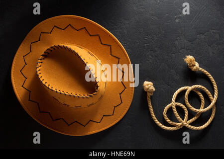 Cappello da cowboy nero su sfondo di legno Foto Stock