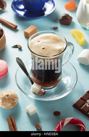 Tazza di caffè al blu sullo sfondo della carta Foto Stock