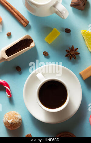 Tazza di caffè al blu sullo sfondo della carta Foto Stock