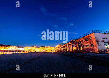 Le luci della città di Trieste che riflette sul mare Foto Stock