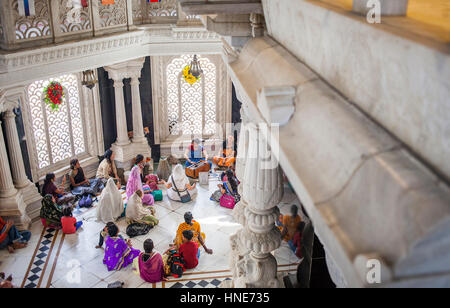 Un gruppo di persone in preghiera, nel Tempio ISKCON, Sri Krishna Balaram Mandir,Vrindavan,Mathura, Uttar Pradesh, India Foto Stock