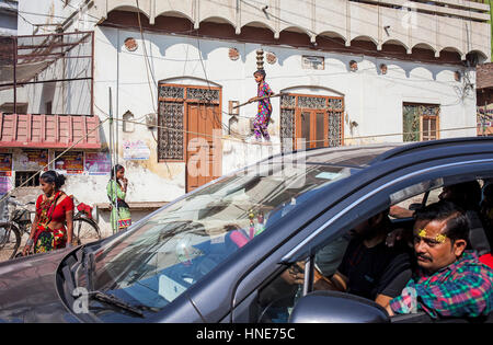 Mostra, l'artista di strada (equilibrist ragazza), scene di strada nel centro storico,Vrindavan, Mathura, Uttar Pradesh, India Foto Stock