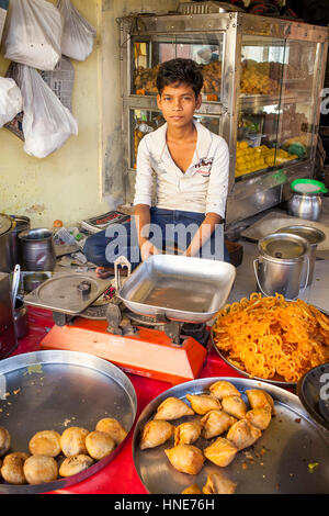 Lavoro infantile, nel tradizionale ristorante indiano (dhaba), Gotam Nagar Street (strada principale),centro storico,Vrindavan, Mathura, Uttar Pradesh, India Foto Stock