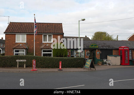 I negozi del villaggio e Post Office, Otley, Suffolk, Regno Unito. Foto Stock