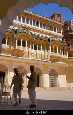 Gli uomini, Forte Mehrangarh,all'interno del fort,Jodhpur, Rajasthan, India Foto Stock