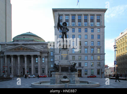 Montreal, Canada - 17 Aprile 2014: Statua di Paul de Chomedey de Maisonneuve, fondatore di Montreal in Place d'armes Foto Stock