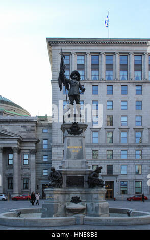 Montreal, Canada - 17 Aprile 2014: Statua di Paul de Chomedey de Maisonneuve, fondatore di Montreal in Place d'armes Foto Stock