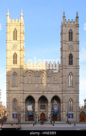 Montreal, Canada - 17 Aprile 2014: Basilica di Notre Dame di Montreal e di Place d'Armes - Montreal, Quebec, Canada Foto Stock