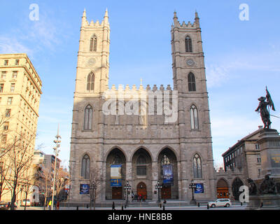 Montreal, Canada - 17 Aprile 2014: Basilica di Notre Dame di Montreal e di Place d'Armes - Montreal, Quebec, Canada Foto Stock