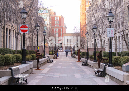 Montreal, Canada - 17 Aprile 2014 Empty street parco vicino Basilica di Notre Dame di Montreal Foto Stock