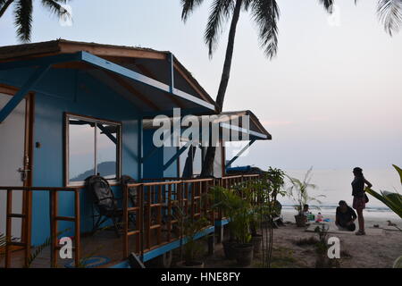 Goa, India - 21 Ottobre 2015 - La vita sulla spiaggia di Goa sulla spiaggia di Anjuna Foto Stock