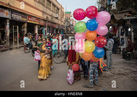 03/02/2017. Varanasi (India). Una strada commerciante vende luminosamente palloncini colorati su uno di Varanasi's strade trafficate. Photo credit: Rob Pinney Foto Stock