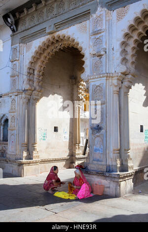 Pressione di stallo di fiori per le offerte in Gangaur ghat,lago Pichola,Udaipur, Rajasthan, India Foto Stock