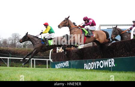 Dimensionamento Giovanni cavalcato da Robbie conduttori di potenza Don Poli (vicino) negli ultimi prima di vincere il Stan James Irish Gold Cup durante il Stan James Irish Gold Cup giorno a Leopardstown Racecourse, Dublino. Foto Stock