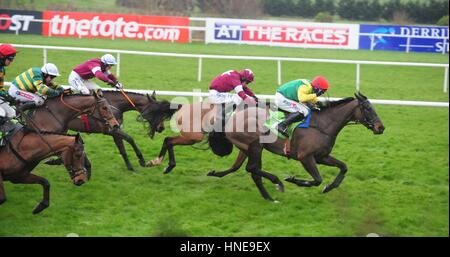 Dimensionamento Giovanni cavalcato da Robbie Power va a vincere la Stan James Irish Gold Cup durante il Stan James Irish Gold Cup giorno a Leopardstown Racecourse, Dublino. Foto Stock