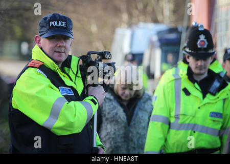 Anti-fracking manifestanti su Barton Moss Road presso la Barton Moss protesta camp, Salford, England, Regno Unito Foto Stock