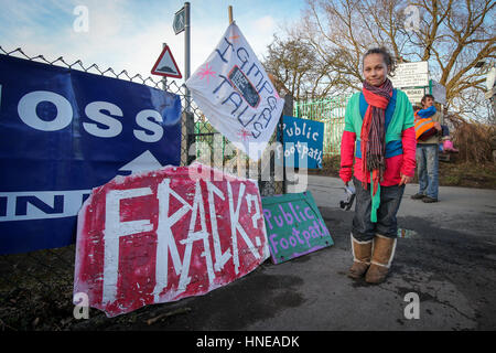 Anti-fracking manifestanti su Barton Moss Road presso la Barton Moss protesta camp, Salford, England, Regno Unito Foto Stock