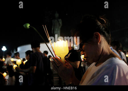 Thailandia. Xi Febbraio, 2017. Intorno 1.250 novizio ordinato durante Makha Bucha giorno all'ufficio nazionale di Buddismo nella provincia di Nakhon Pathom in Thailandia. Credito: Vichan Poti/Pacific Press/Alamy Live News Foto Stock