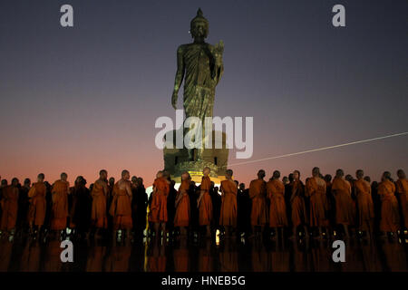 Thailandia. Xi Febbraio, 2017. Intorno 1.250 novizio ordinato durante Makha Bucha giorno all'ufficio nazionale di Buddismo nella provincia di Nakhon Pathom in Thailandia. Credito: Vichan Poti/Pacific Press/Alamy Live News Foto Stock